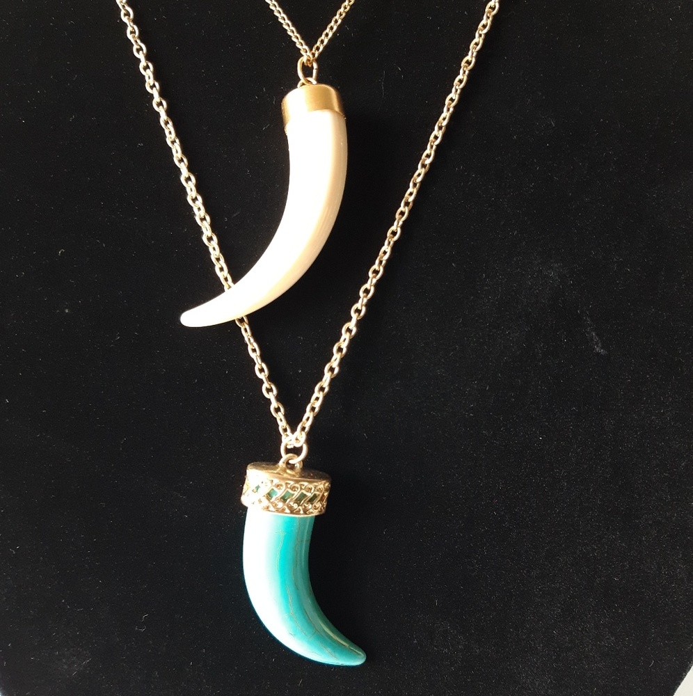 2 Faux vintage claw's necklace's